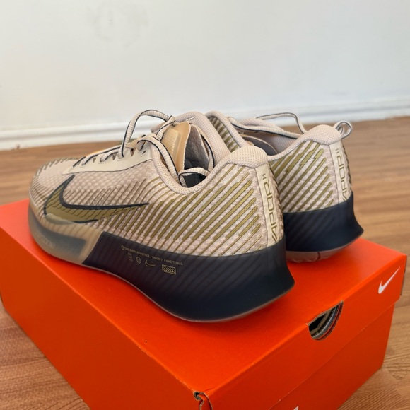 M ZOOM VAPOR 11 HC PRM Sanddrift/Metallic Gold NIKE Tennis Shoe Mens Trainer S 9 - Picture 9 of 16